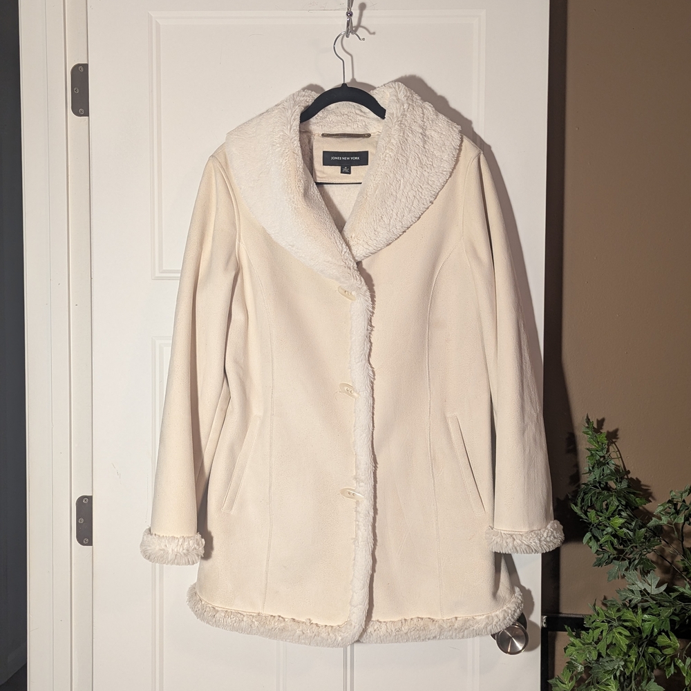 Jones New York Cream "Penny Lane" Car Coat with Faux Fur Trim. Size Medium.